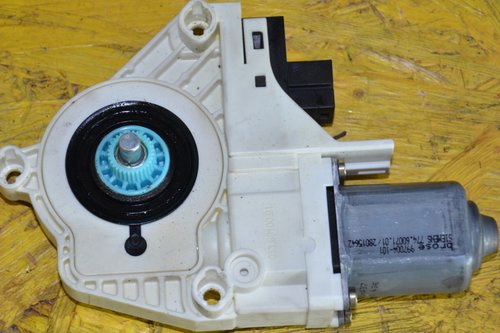 MOTOR MACARA DREAPTA SPATE AUDI 2004-2008. COD:4F0959802A