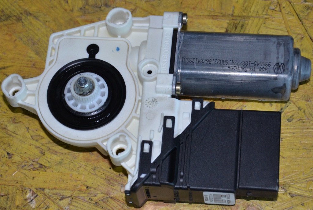 MOTOR MACARA STANGA SPATE TOURAN 2004-2007.cod:1k0959703b
