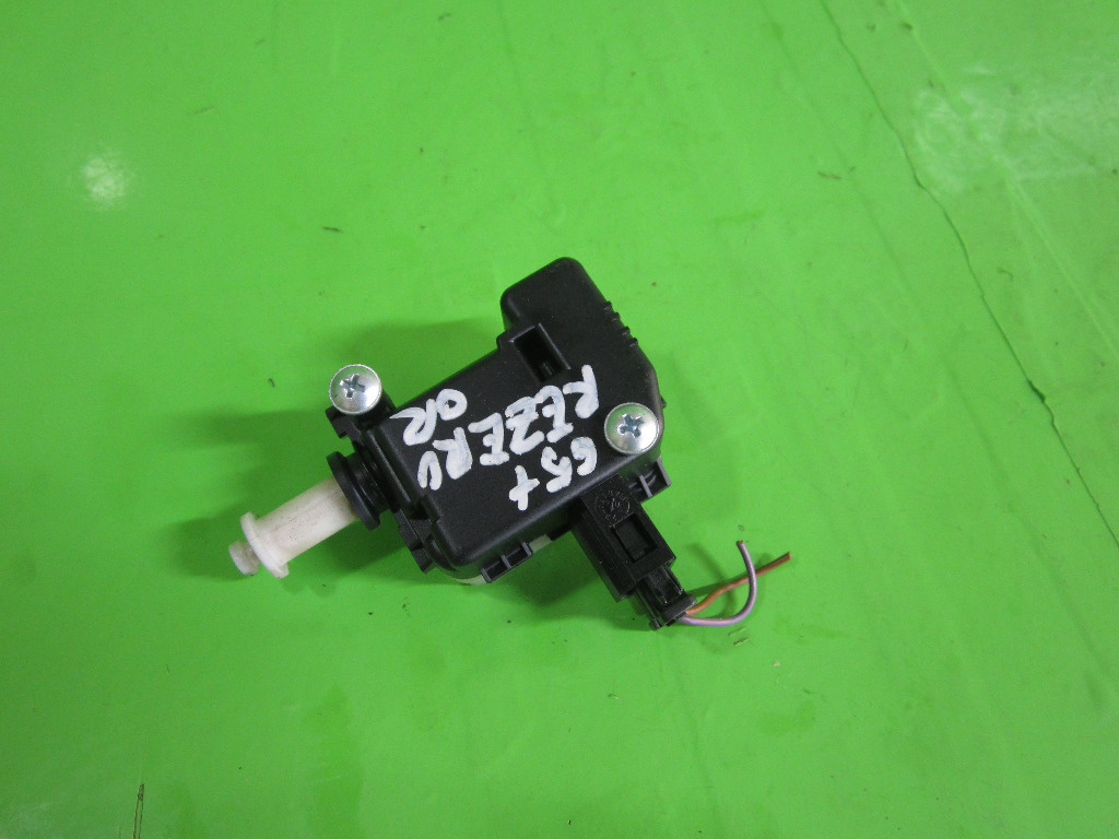 MOTORAS / ACTUATOR INCHIDERE USITA REZERVOR VW GOLF 5 PLUS FAB. 2006 - 2009 ⭐⭐⭐⭐⭐