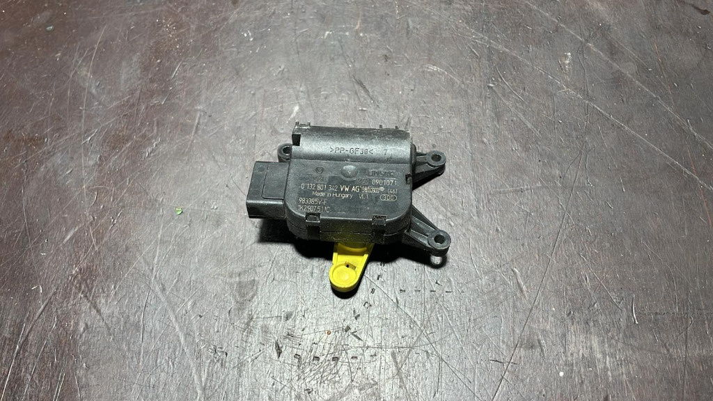 Motoras clapeta aeroterma cod 1K2907511C , 0132801342 pentru VW Golf 5