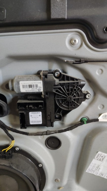 Motoras cu modul geam usa dreapta fata VW Touran 1T3 1.4TSI an 2011 cod 1T0959702R / 5K0959792