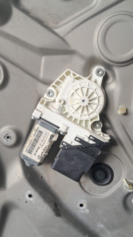 Motoras cu modul macara stanga spate Skoda Octavia 2 VRS an 2008 cod 1K0959703J