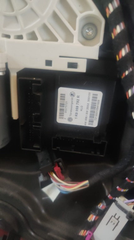 Motoras cu modul usa dreapta fata Vw Golf 6 coupe 1.4 TSI , 122 cp/90 kw,cod motor CAX, an 2009 cod ...