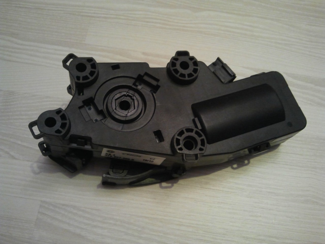 Motoras deschidere capota stanga spate skoda superb II cod 3t0827299b