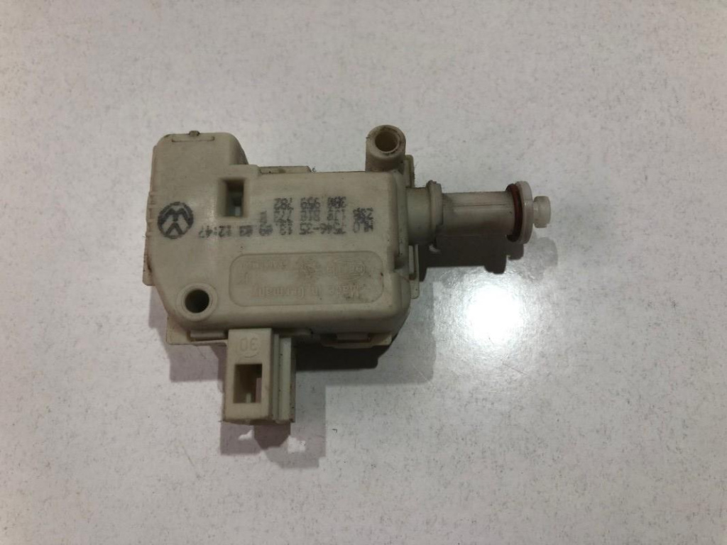 Motoras deschidere rezervor 1j0810773b Volkswagen VW Touareg generatia 1 7L [2002 - 2007]