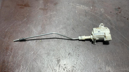 Motoras deschidere usita rezervor cod 3C0010773A , 3C0 010 773 A pentru VW Passat b6 an 2005 - 2010