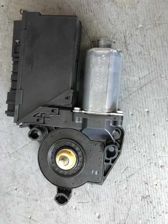 Motoras dreapta fata audi a4 b7 0130821764 8e1959802e