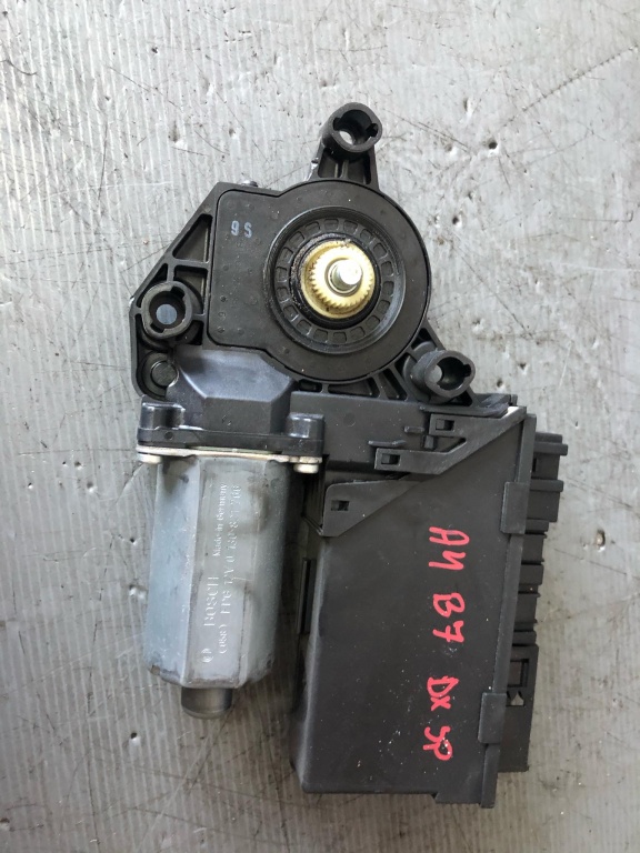 Motoras dreapta spate audi a4 b7 0130821766 8e0959802e
