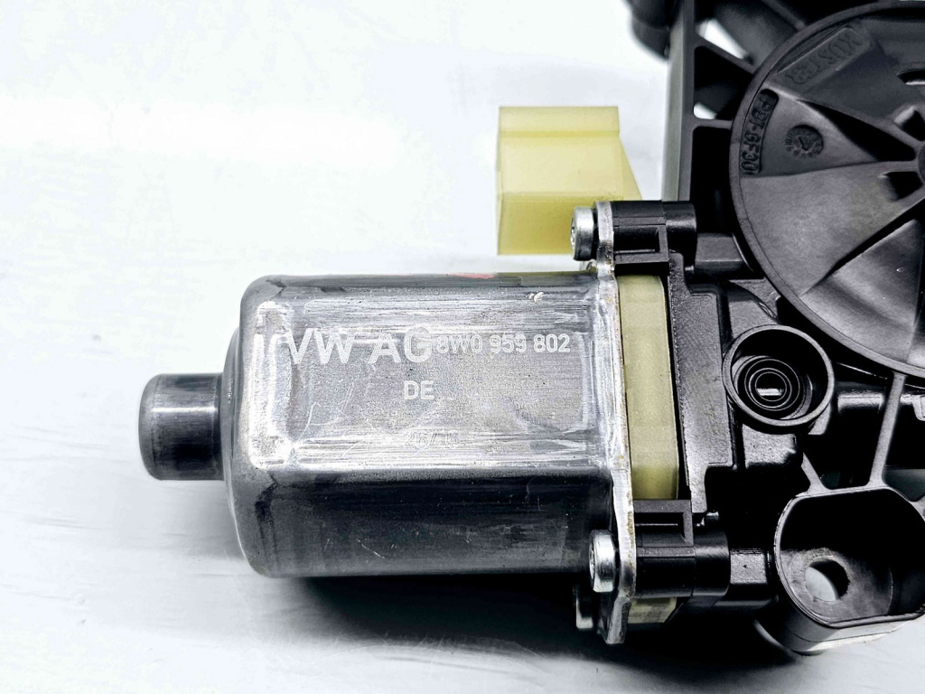 Motoras geam dreapta fata Audi A4 (8W2, B9) [Fabr 2015-2023] 8W0959802