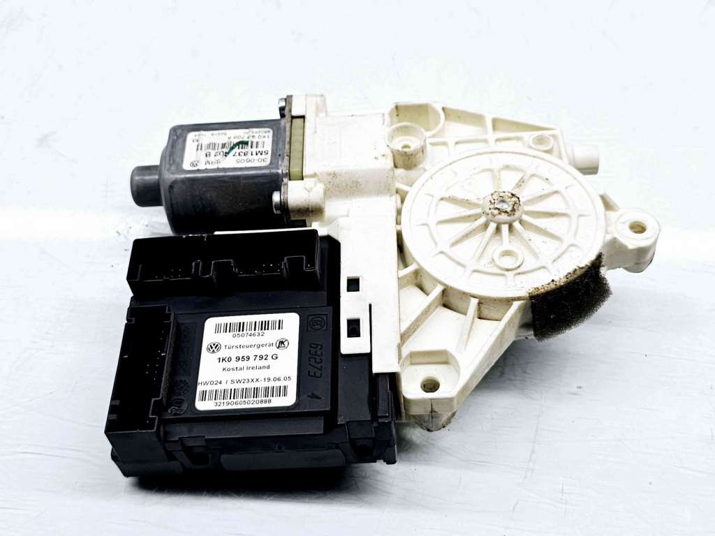 Motoras geam dreapta fata Volkswagen Golf 5 Plus (5M1) [Fabr 2005-2008] 5M1837402B 1K0959792G