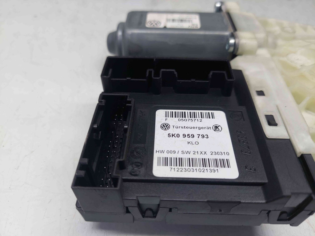 Motoras geam dreapta fata Volkswagen Golf 6 (5K1) [Fabr 2009-2013] 5K0959793 / 5K0959701D