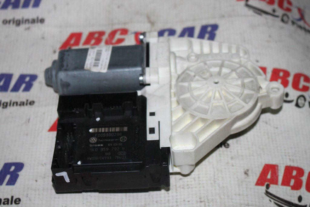 Motoras geam dreapta fata VW Golf 5 2005-2009 cod: 1K0959702P, 1K0959792L