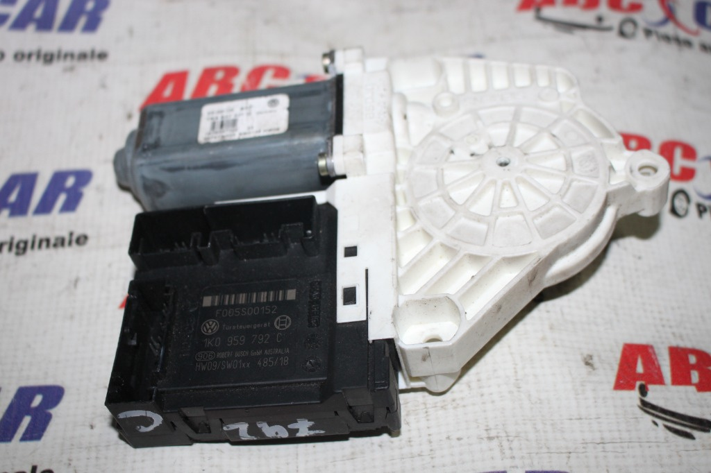 Motoras geam dreapta fata VW Golf 5 2005-2009 COD: 1K4837401G, 1K0959792C