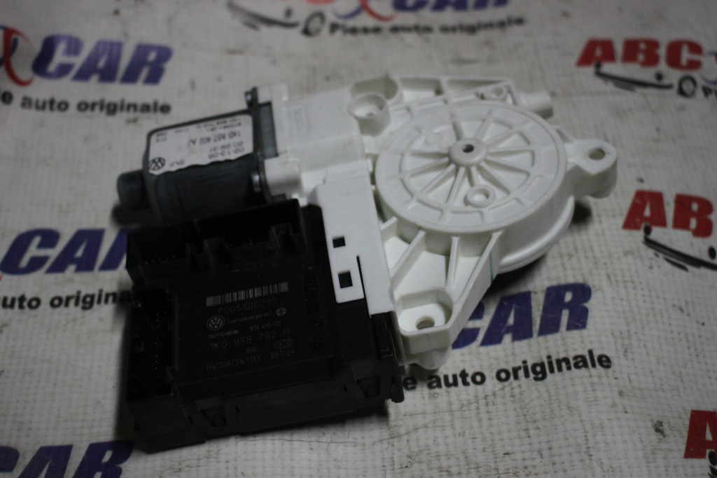 Motoras geam dreapta fata VW Golf 5 2005-2009 cod: 1K5837402AJ, 1K0959792M