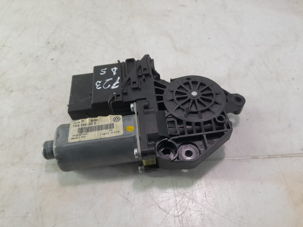 Motoras geam dreapta spate 1k4839402E Volkswagen VW Golf 5 [2003 - 2009] 1.6 fsi BSE