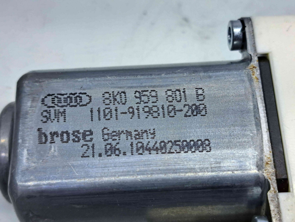 Motoras geam dreapta spate Audi A8 (4H) [Fabr 2010-2017] 8K0959801B