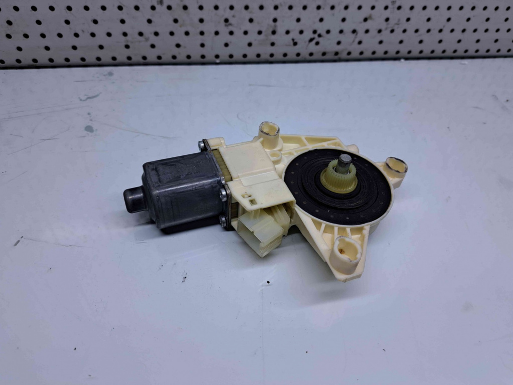 Motoras geam dreapta spate Mercedes Clasa C (W204) [Fabr 2007-2014] A2048200642