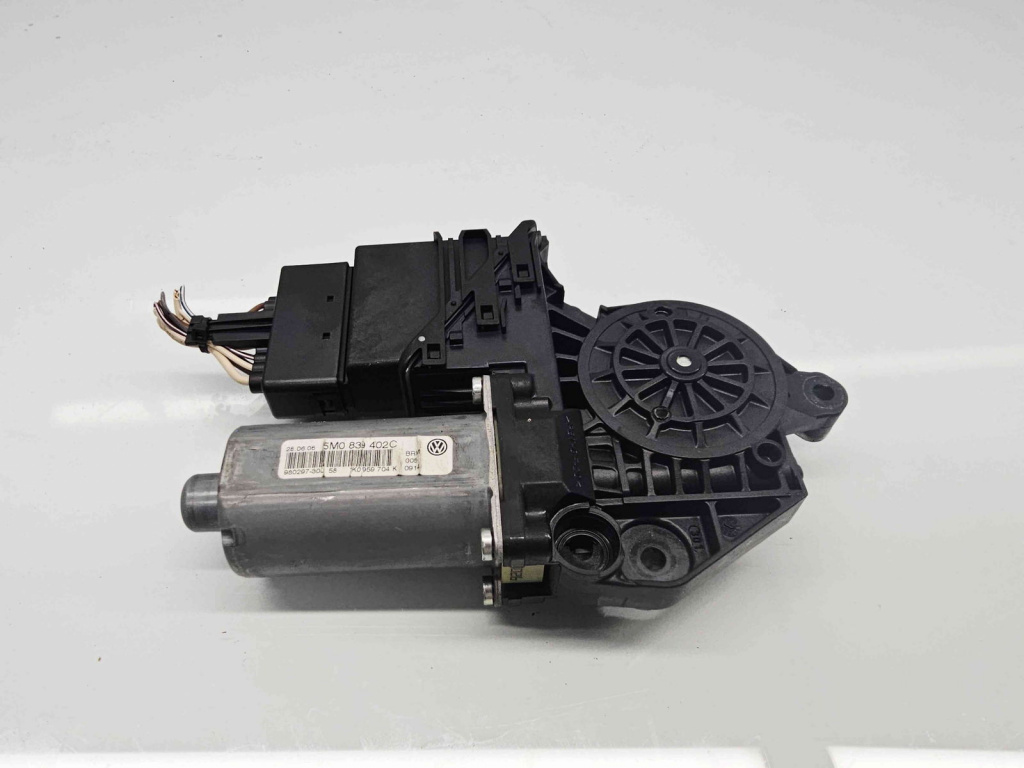 Motoras geam dreapta spate Volkswagen Golf 5 Plus (5M1) [Fabr 2005-2008] 5M0839402C