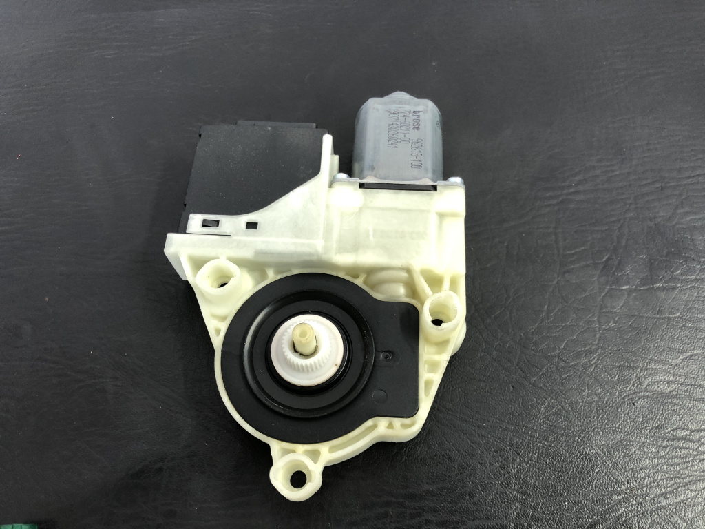 Motoras geam dreapta spate Volkswagen Passat B7 Variant 2.0 TDI 4Motion DSG , 170cp sedan 2013 (3C0959704)