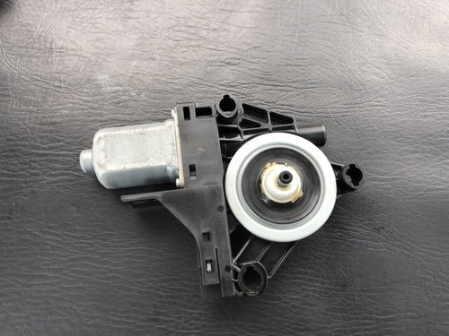 Motoras geam dreapta spate Volvo V70 2.4D Manual, 175cp sedan 2010 (966265101)
