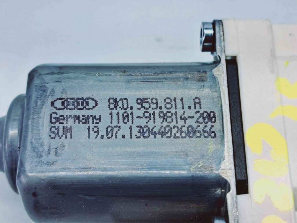 Motoras geam stanga spate Audi A6 (4G2, C7) [Fabr 2012-2017] 8K0959811A