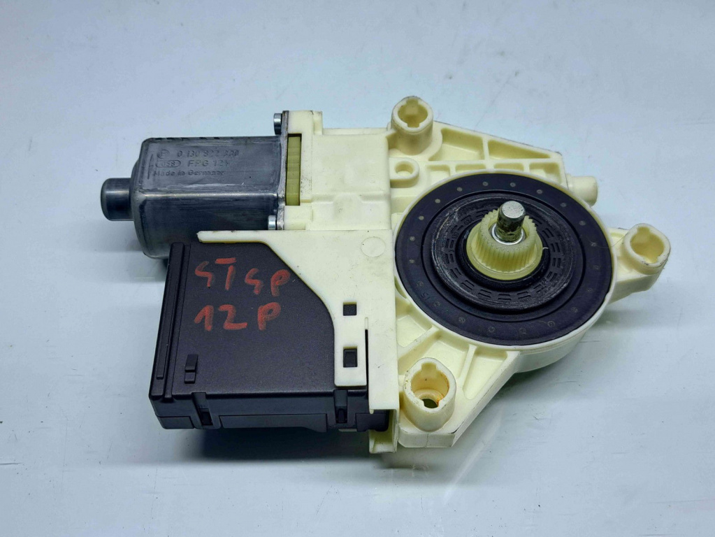 Motoras geam stanga spate Renault Megane 3 Combi [Fabr 2008-2015] 827310185R / 0130822330