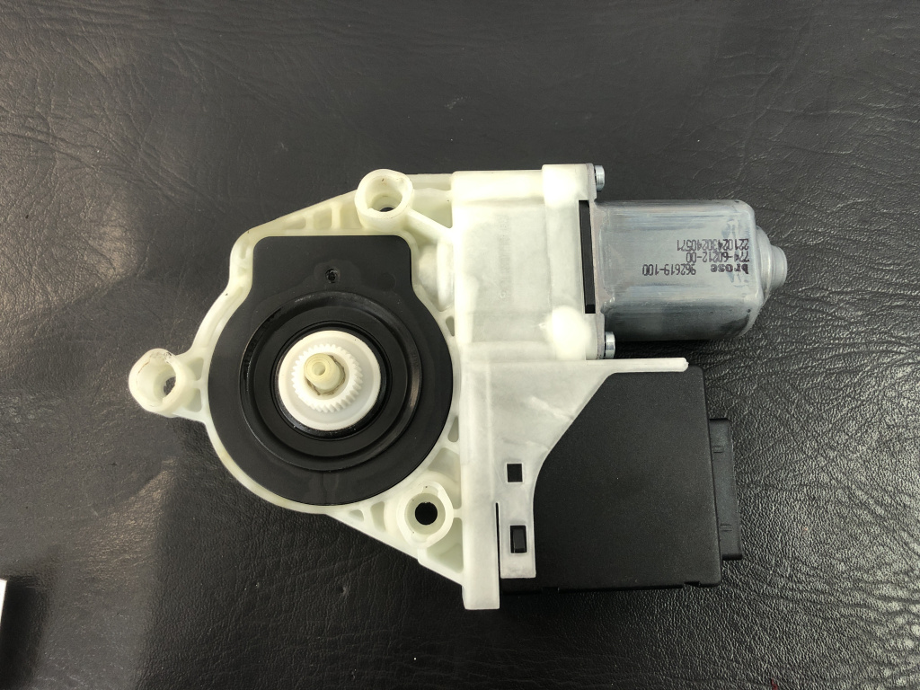 Motoras geam stanga spate VW Passat B7 2.0 TDI sedan 2013 (3AA959703A)