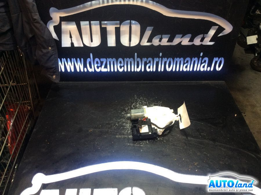 Motoras Macara 0130822205 Dreapta Fata Audi A3 8L1 1996-2003