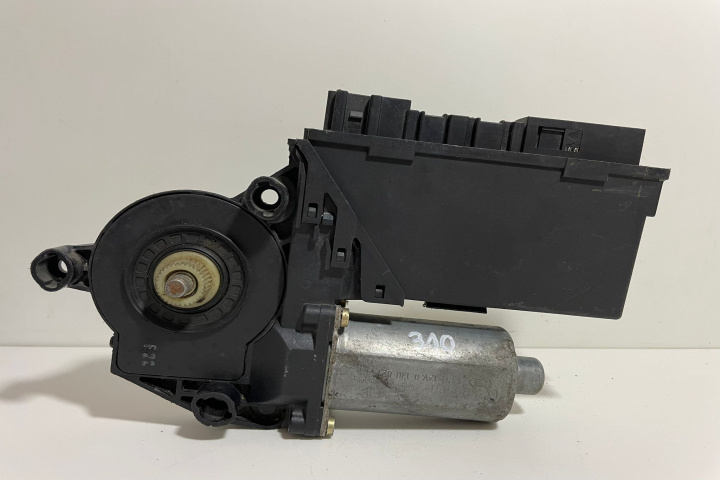 Motoras macara Bosch geam dreapta fata 0130821764/105843108 Audi A4 B6 [2000 - 2005]