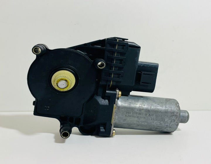 Motoras macara Bosch geam dreapta fata 0130821786 Audi A4 B5 [1994 - 1999]