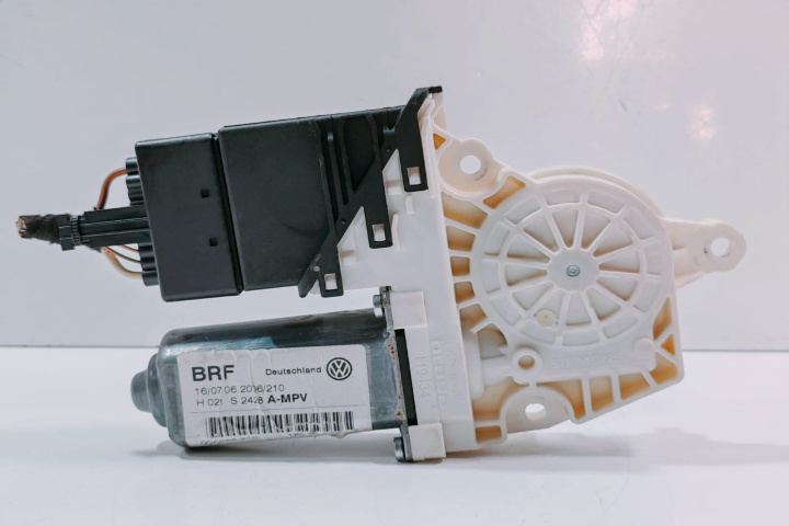 Motoras macara dreapta 1K0959704E Volkswagen VW Passat B6 [2005 - 2010]