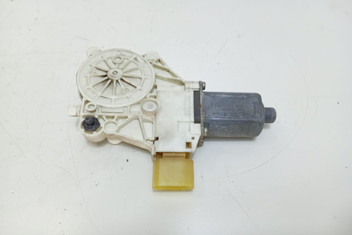 Motoras macara dreapta fata 6927028 BMW Seria 3 E90/E91/E92/E93 [2004 - 2010]