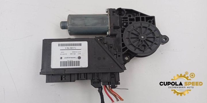 Motoras macara dreapta fata 7L0959792A Volkswagen VW Touareg generatia 1 7L [facelift] [2007 - 2010]
