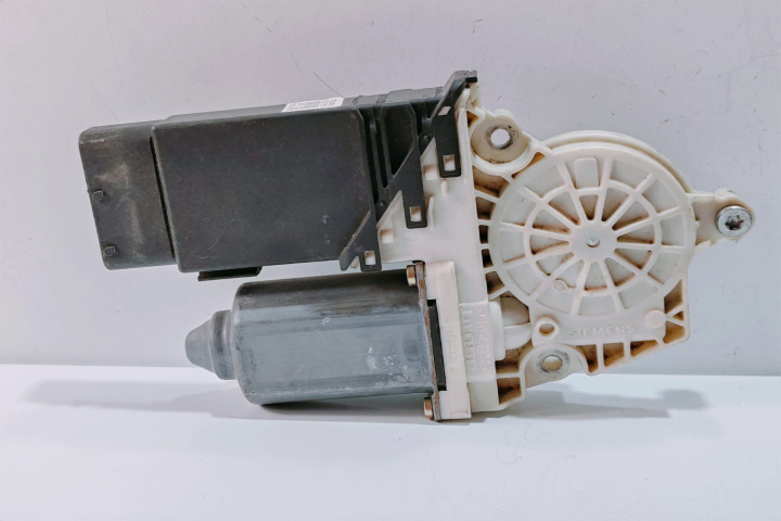 Motoras macara dreapta fata 9776105415301 / F005S00058 Volkswagen VW Passat B5 [1996 - 2000]