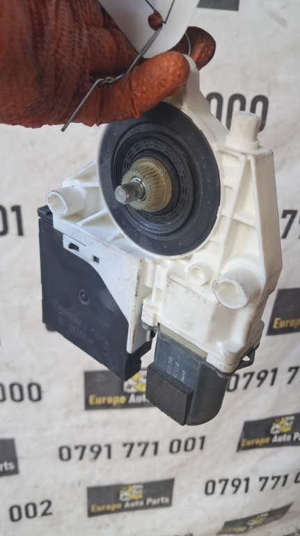 Motoras macara dreapta fata Audi A3 8P an 2011 cod 8P0959802Q