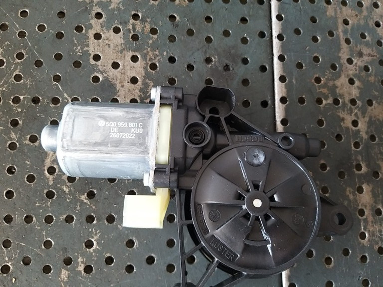 Motoras macara dreapta fata audi a3 8y 5q0959801c 0130822077 e850202101
