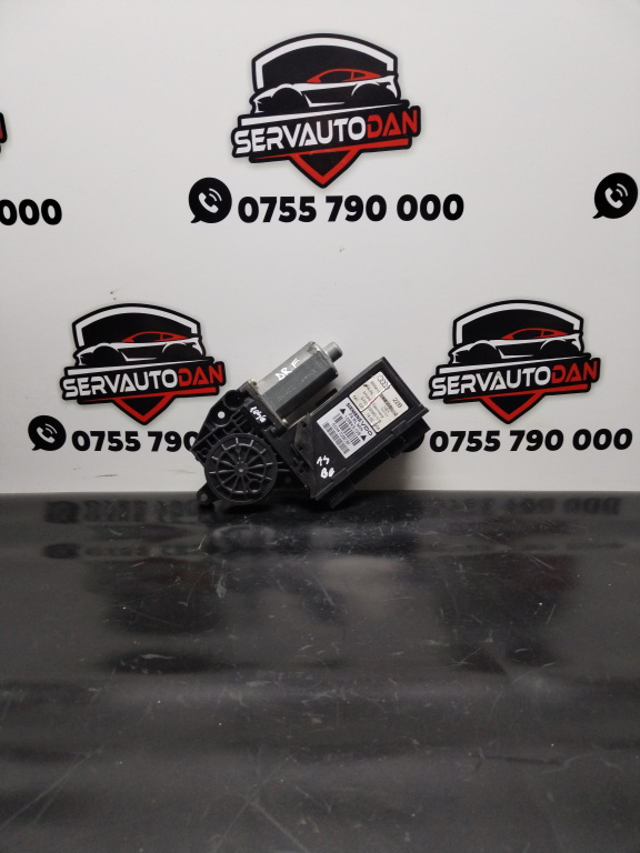 Motoras macara dreapta fata Audi A4 (2001-2004) [8E2, B6] 1.9 Motorina 2004, 8E2959802B