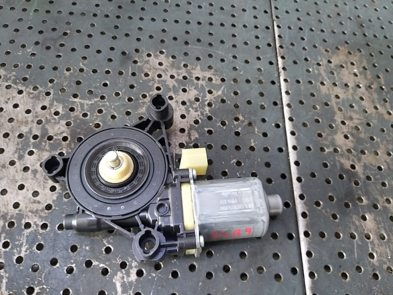 Motoras macara dreapta fata audi a4 b9 8w 0130822704 8w0959802