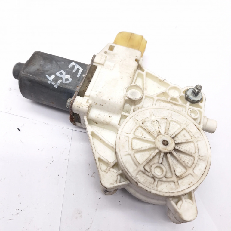 Motoras Macara Dreapta Fata Bmw 1 (E81, E87, E88, E82) 2004-2013 6927030, 0130822225, 996621101, 996621-101, 8245040826 Bosch, Brose