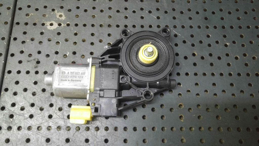 Motoras macara dreapta fata ford fiesta 6 cb1 ccn 0130822407 8a6114553a