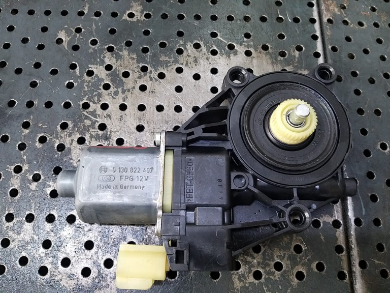 Motoras macara dreapta fata ford fiesta 6 cb1 ccn 0130822407 8a6114553a