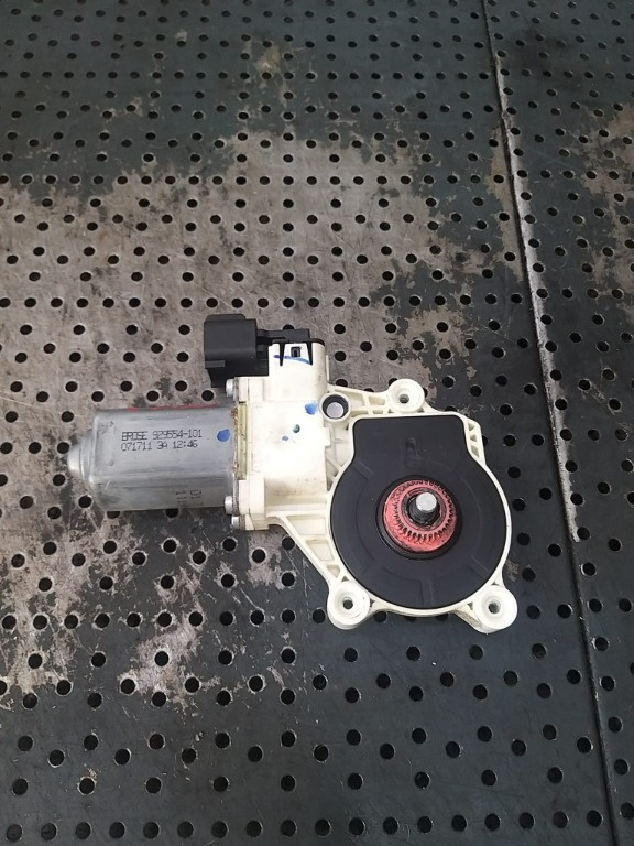 Motoras macara dreapta fata ford focus 3 929554101