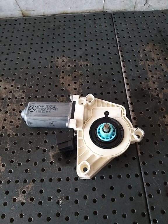 Motoras macara dreapta fata mercedes a class w169 996145102 a1698204442