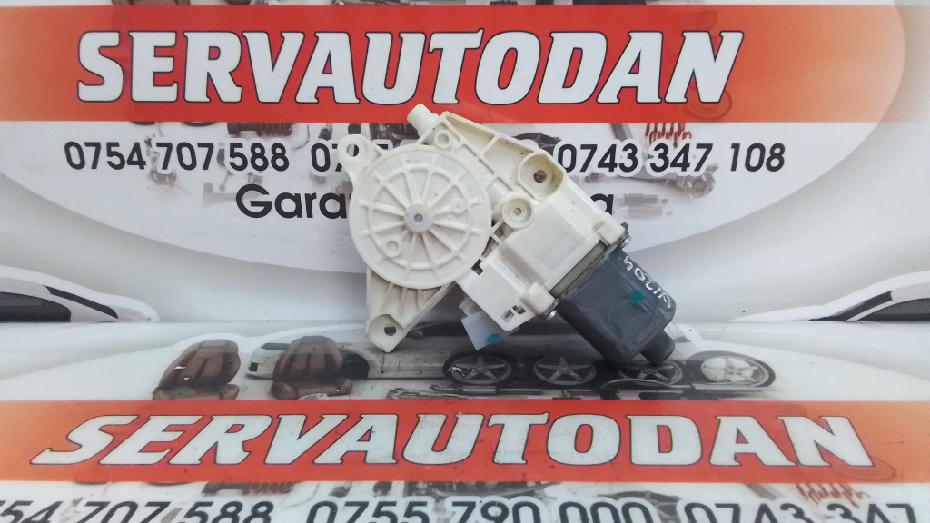 Motoras macara dreapta fata Mercedes-Benz C-Class (2007->) [W204] 2.2 Motorina 2013, A2048200242