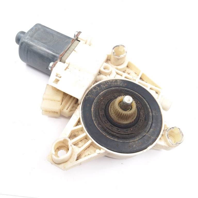 Motoras Macara Dreapta Fata Mercedes-Benz C-Class (W204) 2007-2014 A2048200242, 0130822440, 971132100, 2048200242 Bosch, Brose