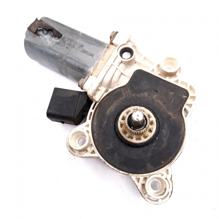 Motoras Macara Dreapta Fata Mercedes-Benz S-Class (W220) 1998-2005 990595100, 990595-100, 7746002817, 28092606, A2118201742 Brose