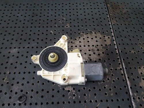 Motoras macara dreapta fata mercedes c class w204 0130822440 a2048200242