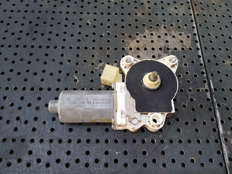 Motoras macara dreapta fata mercedes e class w211 0130821971 a2118203042