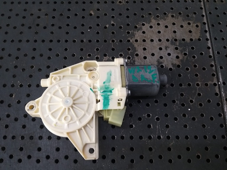 Motoras macara dreapta fata mercedes e class w212 a2048200242 0130822502