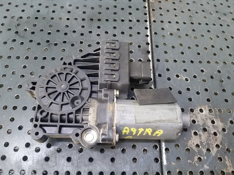 Motoras macara dreapta fata opel astra g 0130821715 90521882